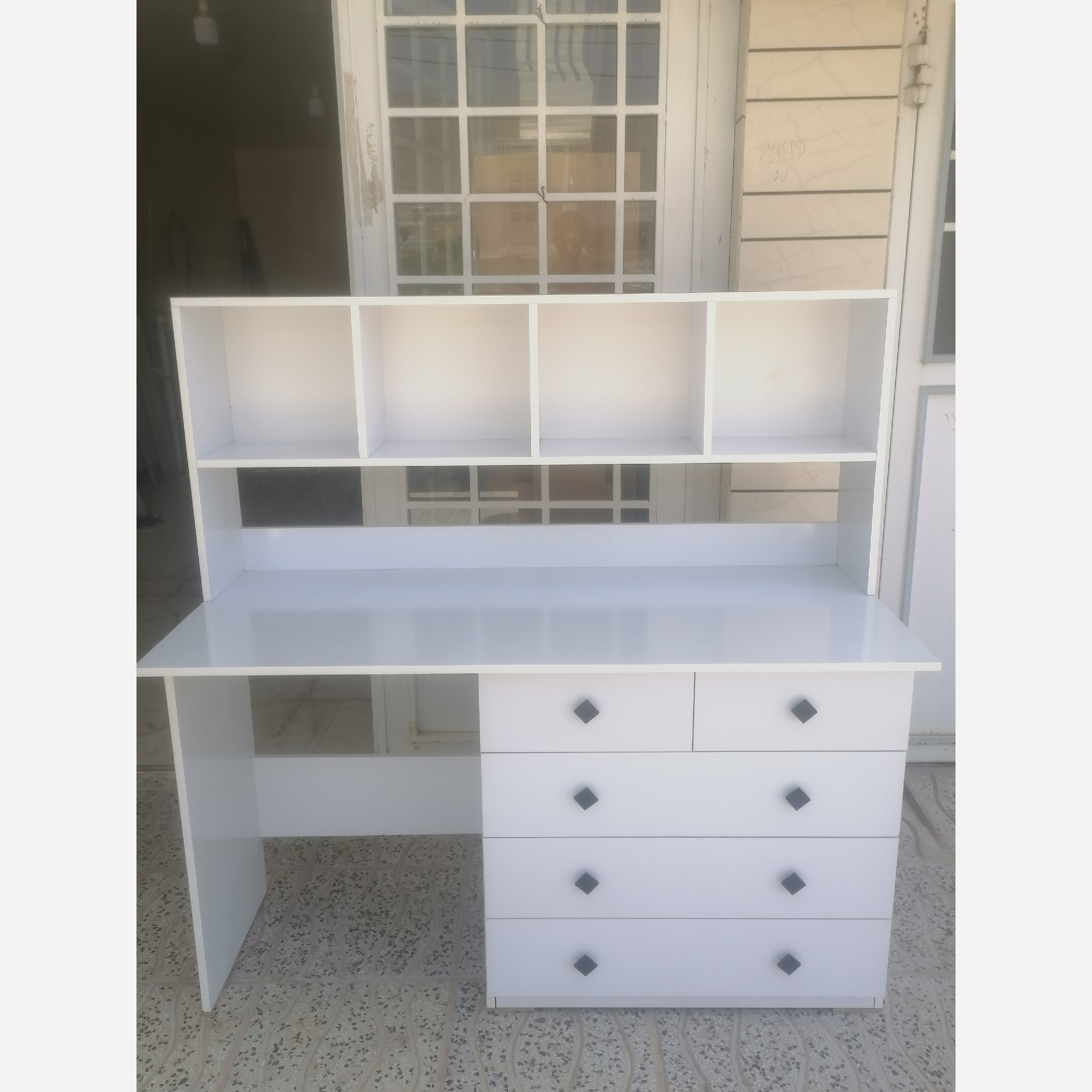 میز مطالعه و لپ تاپ