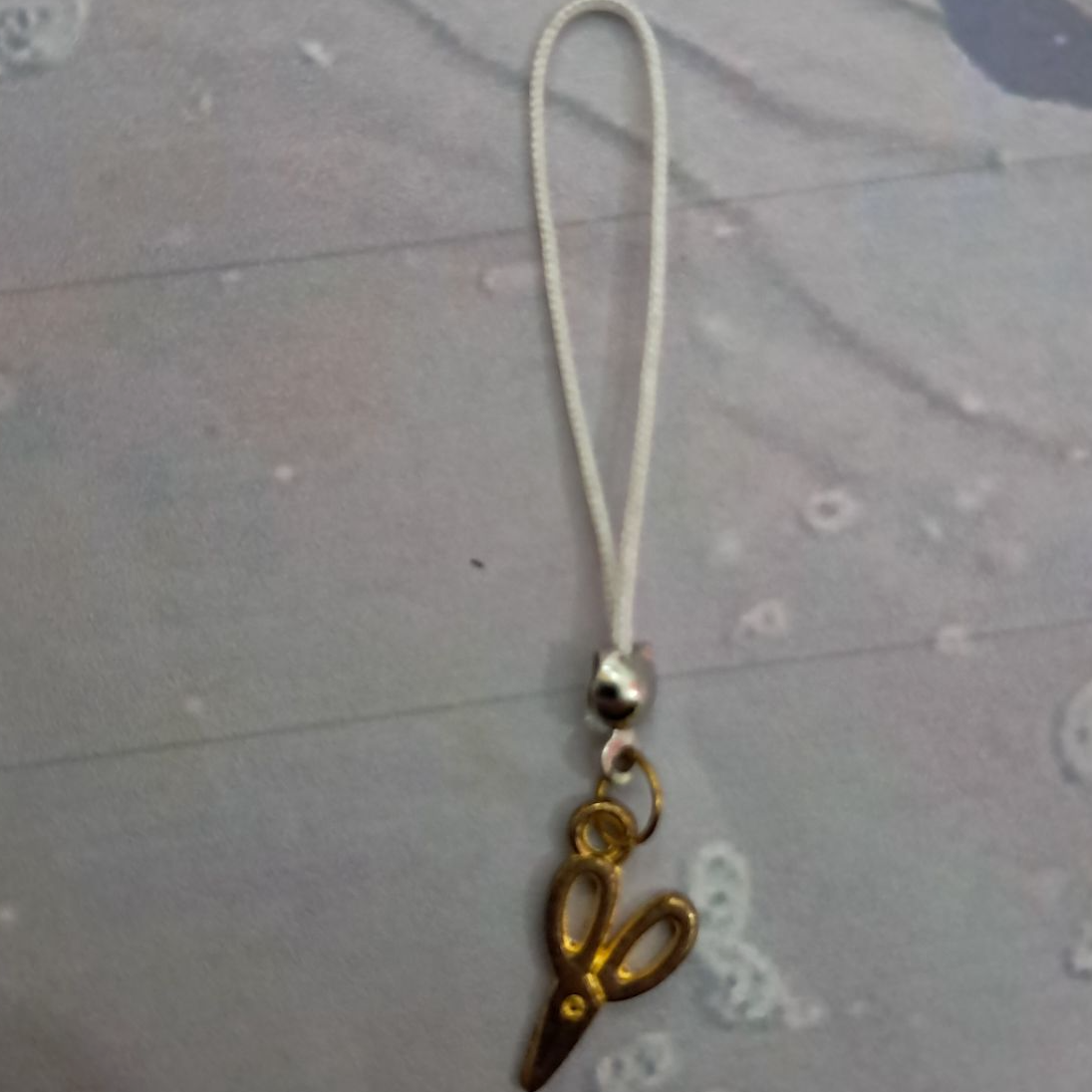 آویز گوشی قیچی