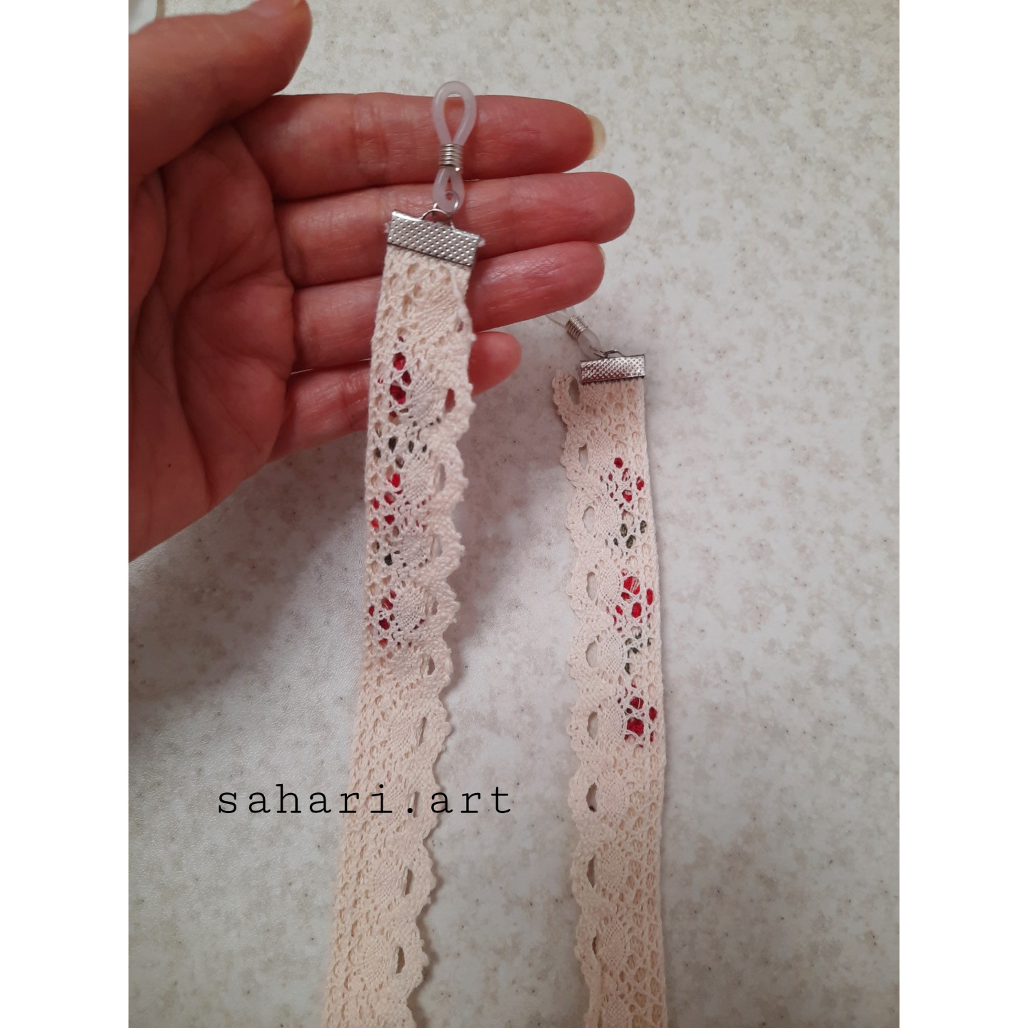 بند عینک گلدوزی شده گل قرمز