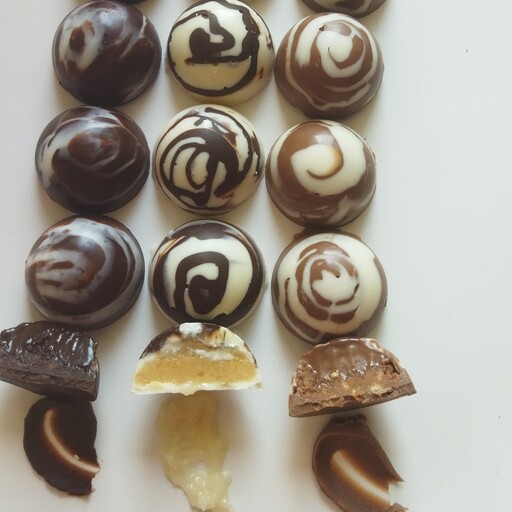 شکلات نیمره ای با سه مغز متفاوت کاراملی و نارگیلی و تلخ