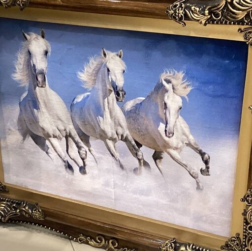 تابلو فرش ماشینی  سه اسب  سفید با قاب چوبی پرند شاخ دار دست ساز 