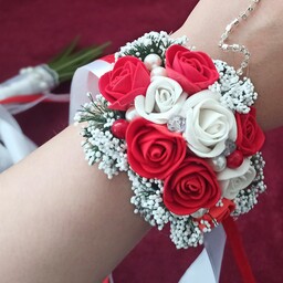 دستبند گل قرمز و سفید مچبند گل مناسب عروسی وعقد فرمالیته آتلیه تولد حنابندان 