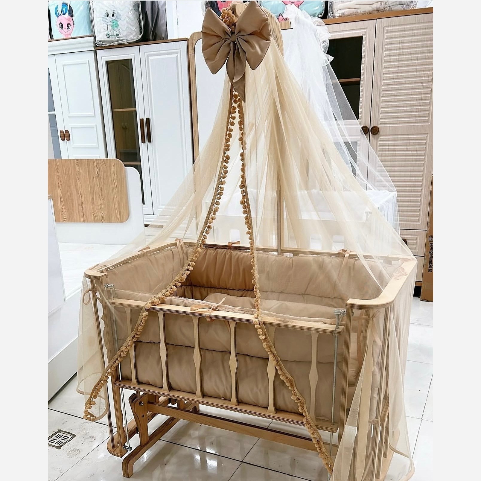 تخت کنار مادر چوبی