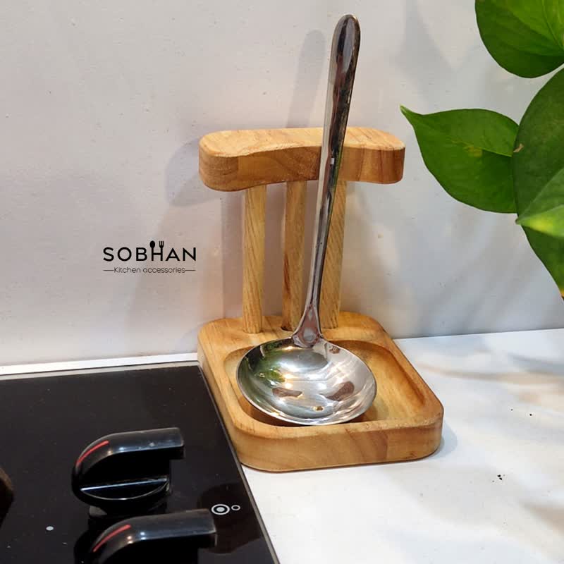 جا قاشقی کنار گازی ایستاده چوبی