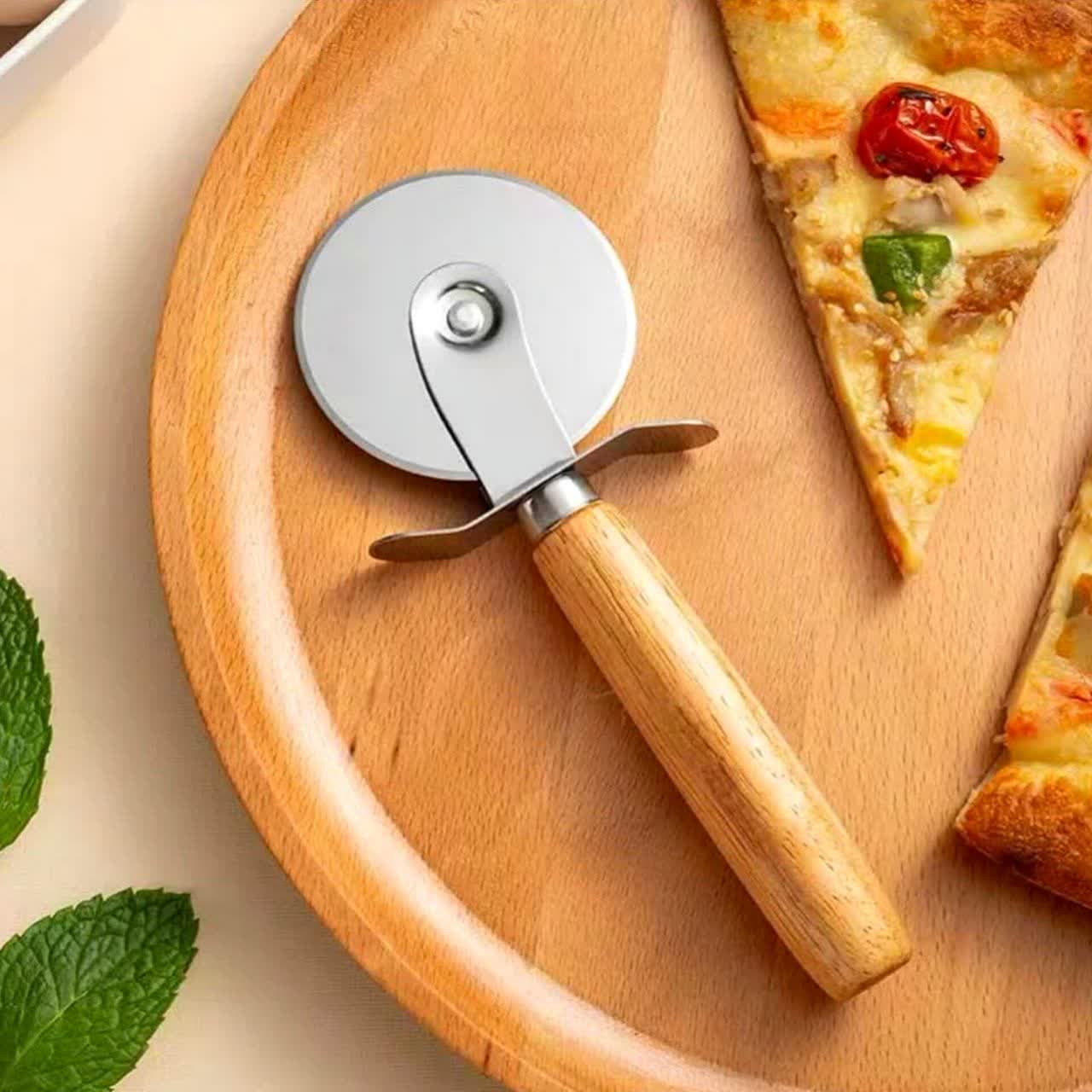 پیتزا بر دسته چوبی