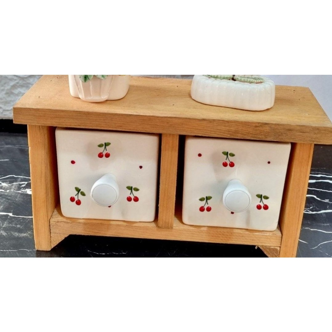 استند چوبی اشپزخانه دو کشو جای ادویه طرح آلبالویی برجسته