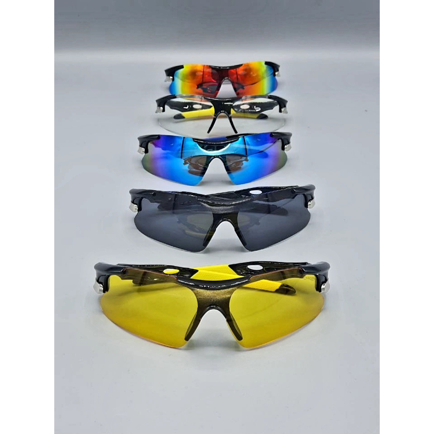 عینک رانینگ اوکلی همراه با کاور و دستمال oakley