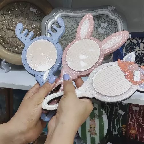 آینه دستی دخترانه چوب و رزین
