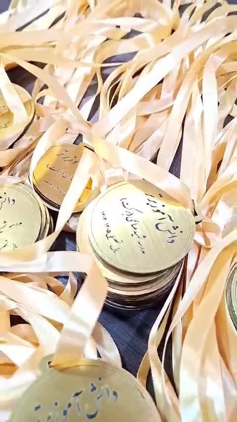 مدال طلایی دانش آموز برتر با حک نام مدرسه و دانش آموز .