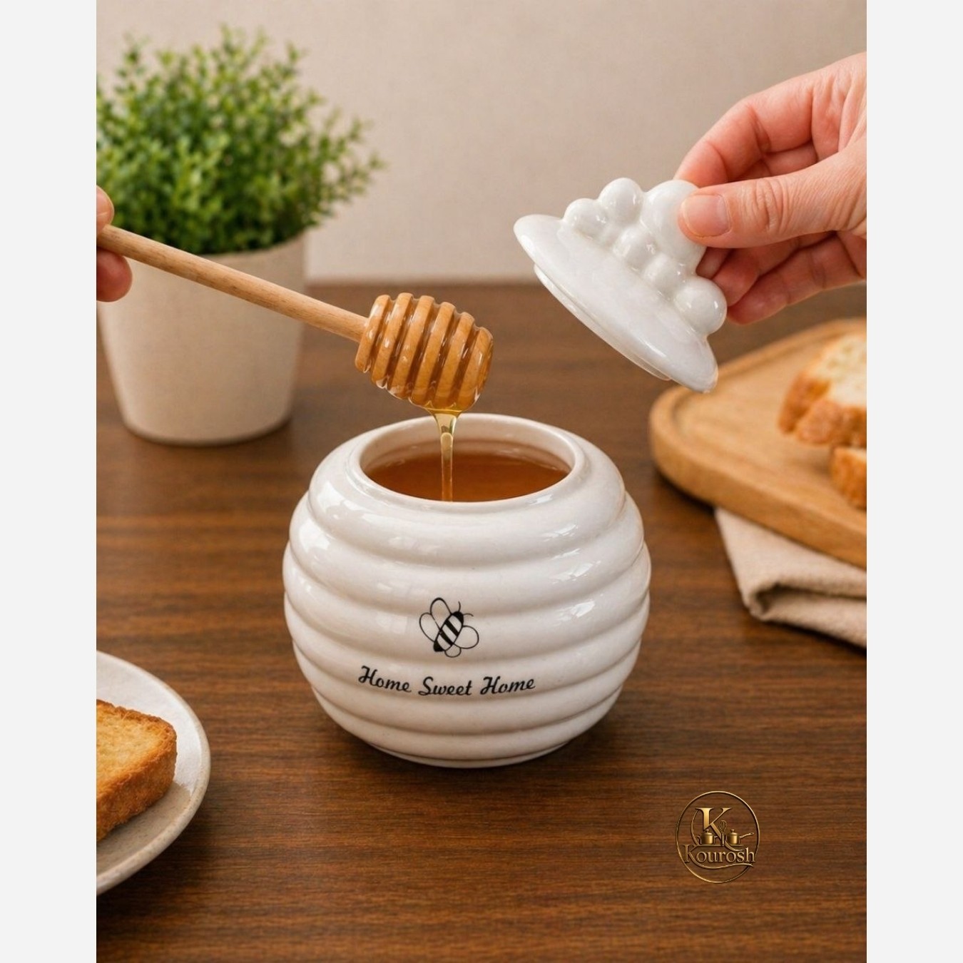 عسل خوری سرامیکی با قاشق چوبی پس کرایه