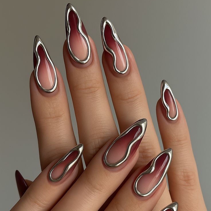 ناخن مصنوعی با متریال کاشت ژلی آمبره قرمز و متال ژل نقره ای
