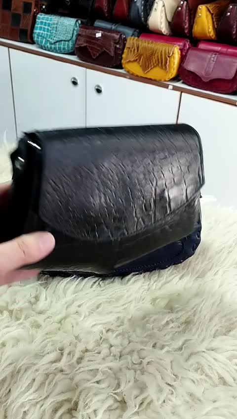 کیف مدل مثلثی چرم طبیعی گاوی دستدوز خانوم چرم