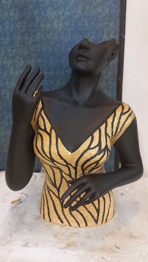 مانکن دو دست طلا و جواهر