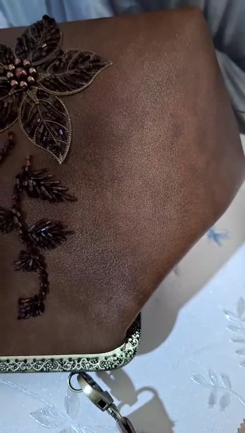کیف چرم دهنه فلزی طرح گلاره