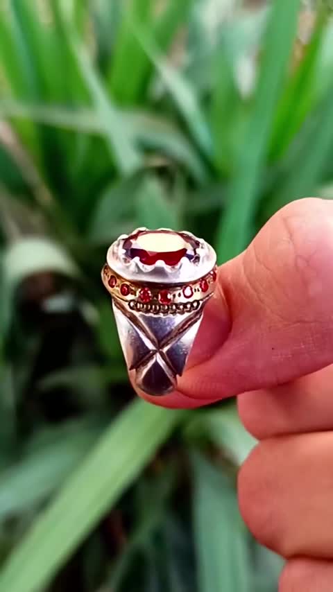 انگشتر گارنت سرخ خوش رنگ و طبع