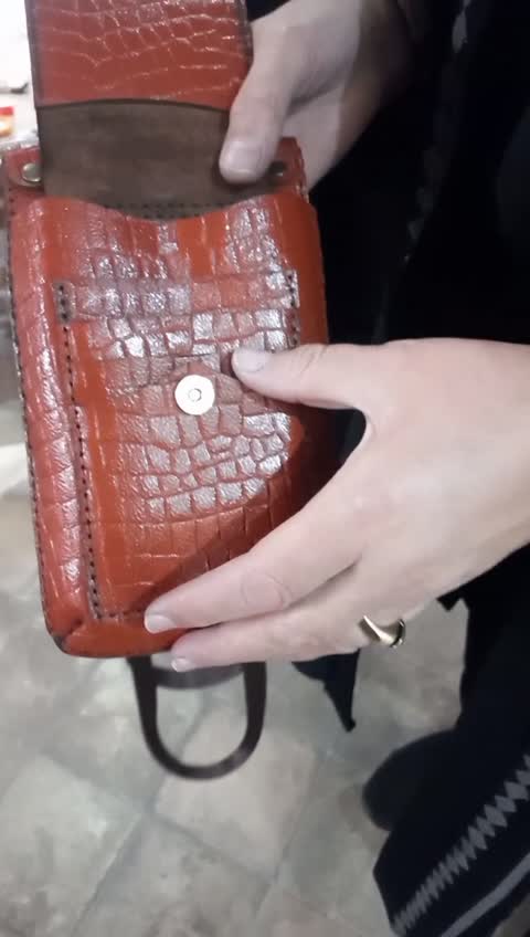 کیف دوشی چرم گاوی طبیعی طرح کروکودیل رنگ عسلی زیبا و جادار 