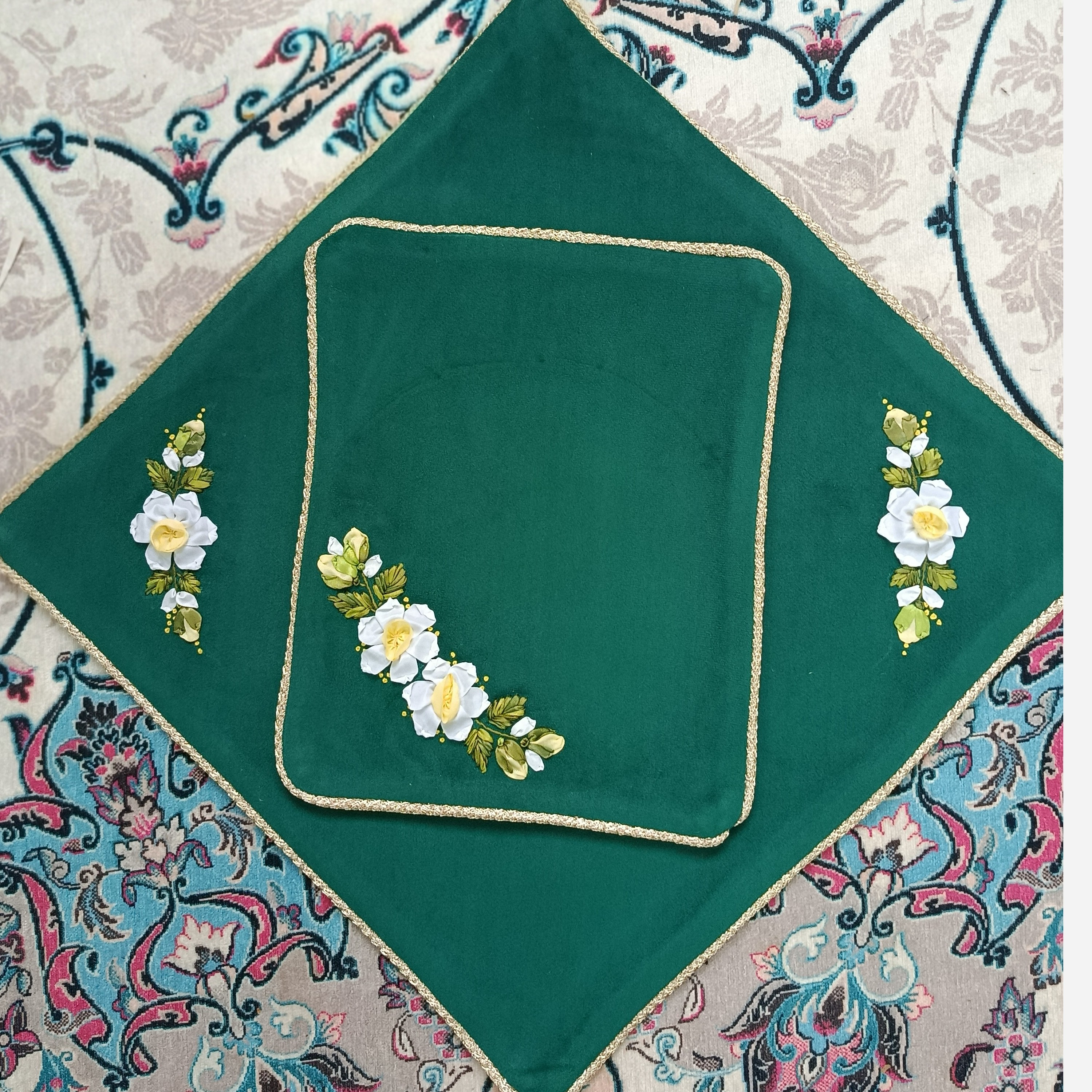 جانماز روباندوزی طرح محراب گل نرگس بسیار زیبا