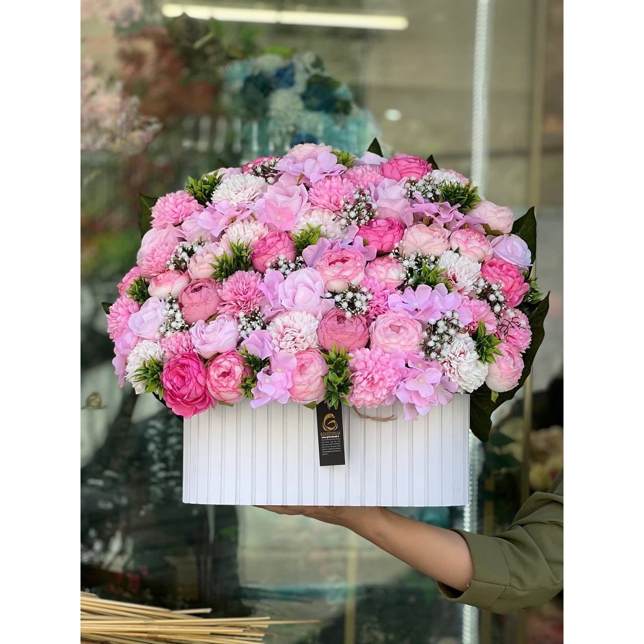 باکس گل مصنوعی با گلهای وارداتی( تم صورتی گلبهی)