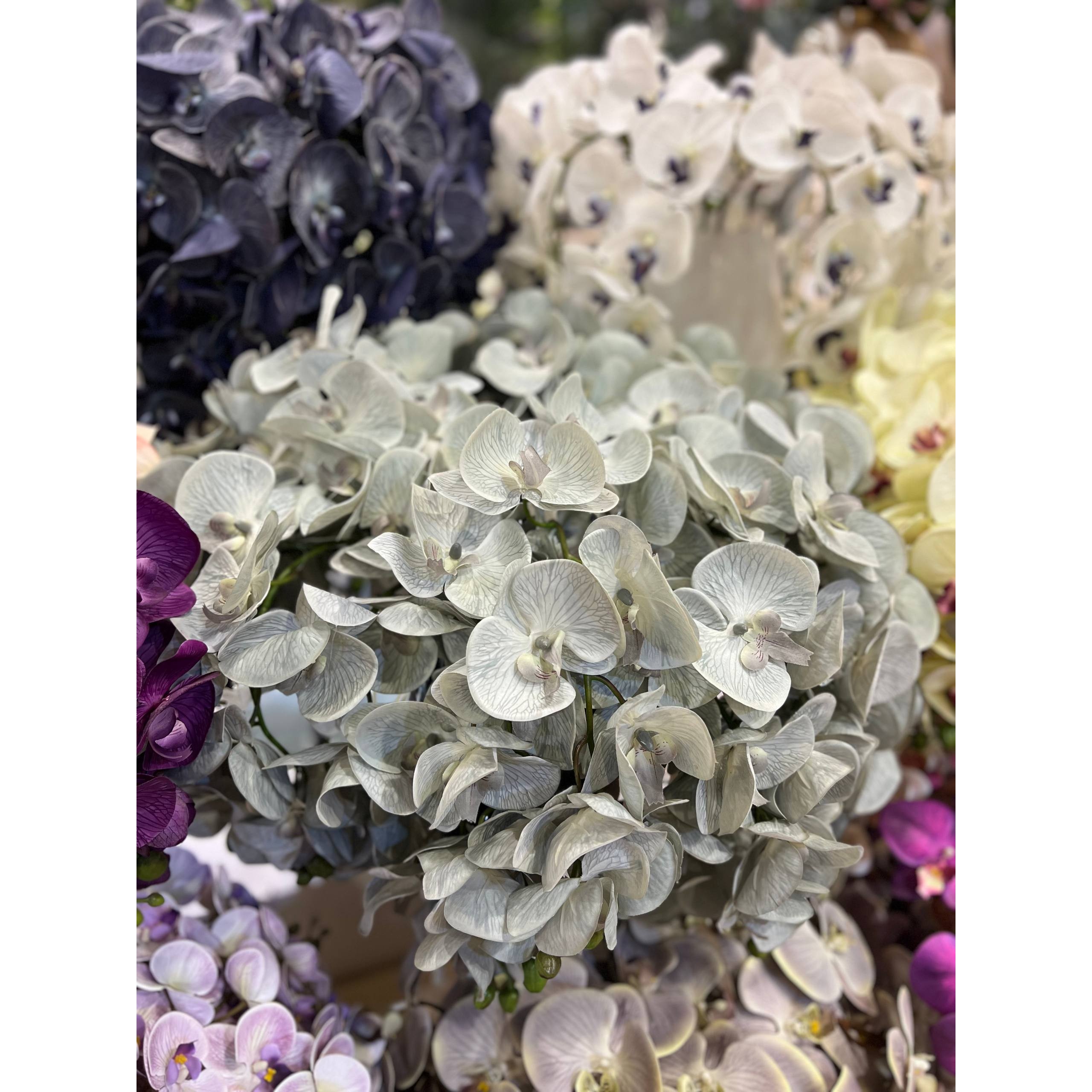 گل مصنوعی ارکیده چرمی وارداتی رنگ طوسی