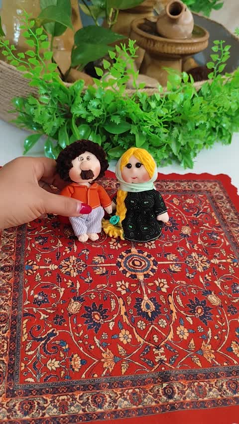 ست زن و مرد روستایی روی تخت چوبی عروسک پارچه ای دست دوز