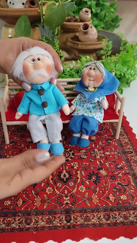 ست ننه جون و آقاجون روی تخت چوبی عروسک پارچه ای دست دوز