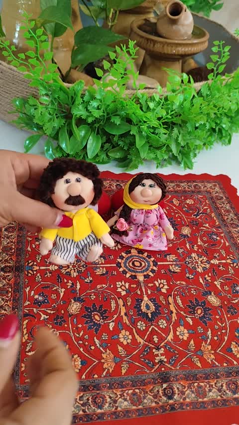 ست زن و مرد روستایی روی تخت چوبی عروسک پارچه ای دست دوز