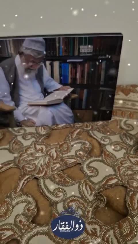 تخته شاسی تصویر رهبری شهید در کتابخانه شخصی *فروشگاه ذوالفقار*