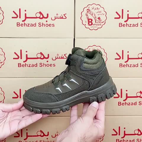 پوتین ساق بلند بچه گانه اسپرت سایز 32 تا 38 رنگ سبز زیتونی زیره پیو تزریق بند پُمپی فنری لژ چهار سانتی رویه فابیلاک چرم