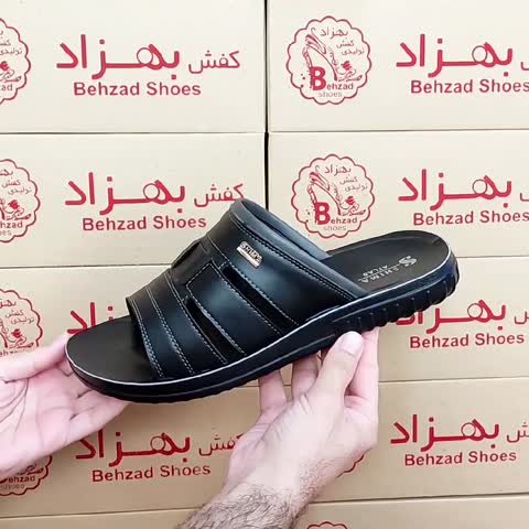 دمپایی تابستانی مردانه بزرگ پا سایز 44 تا 47 رنگ مشکی زیره پیو تزریق لژ سه سانتی رویه چرم صنعتی سبک و راحت 