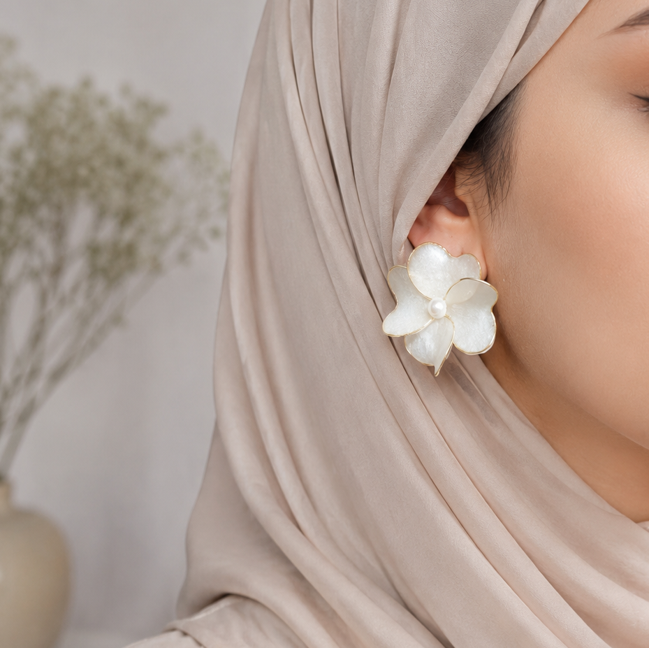 گوشواره مارک SaDAF بسیار سبک و زیبا و محکم و مقوم و قابل شستشو . رنگ ثابت و یراق ها استیل رنگ ثابت.گوشواره دست ساز با کی