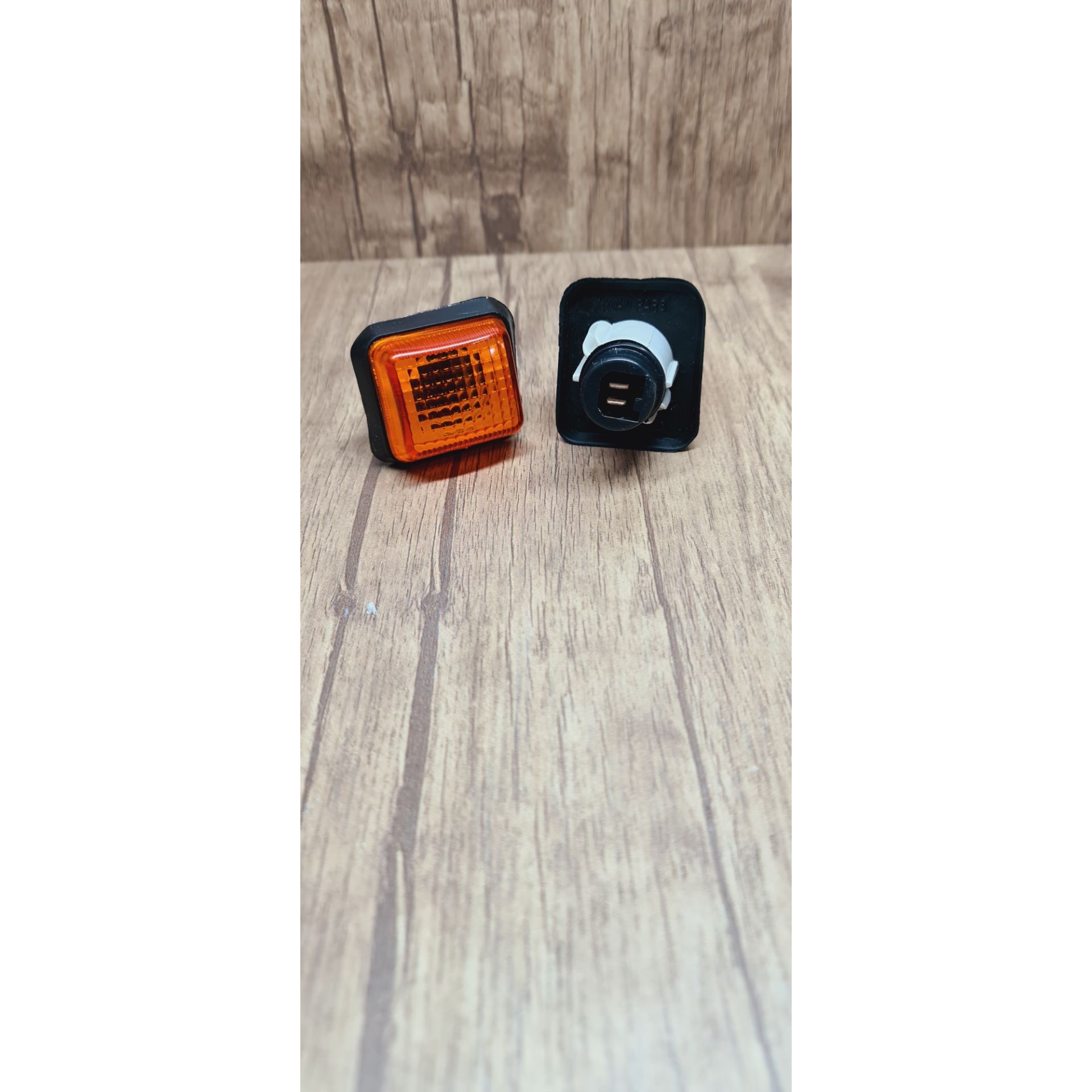 چراغ راهنما روی گلگیر پژو 405 وپارس فابریک نارنجی (بسته 2 عددی)