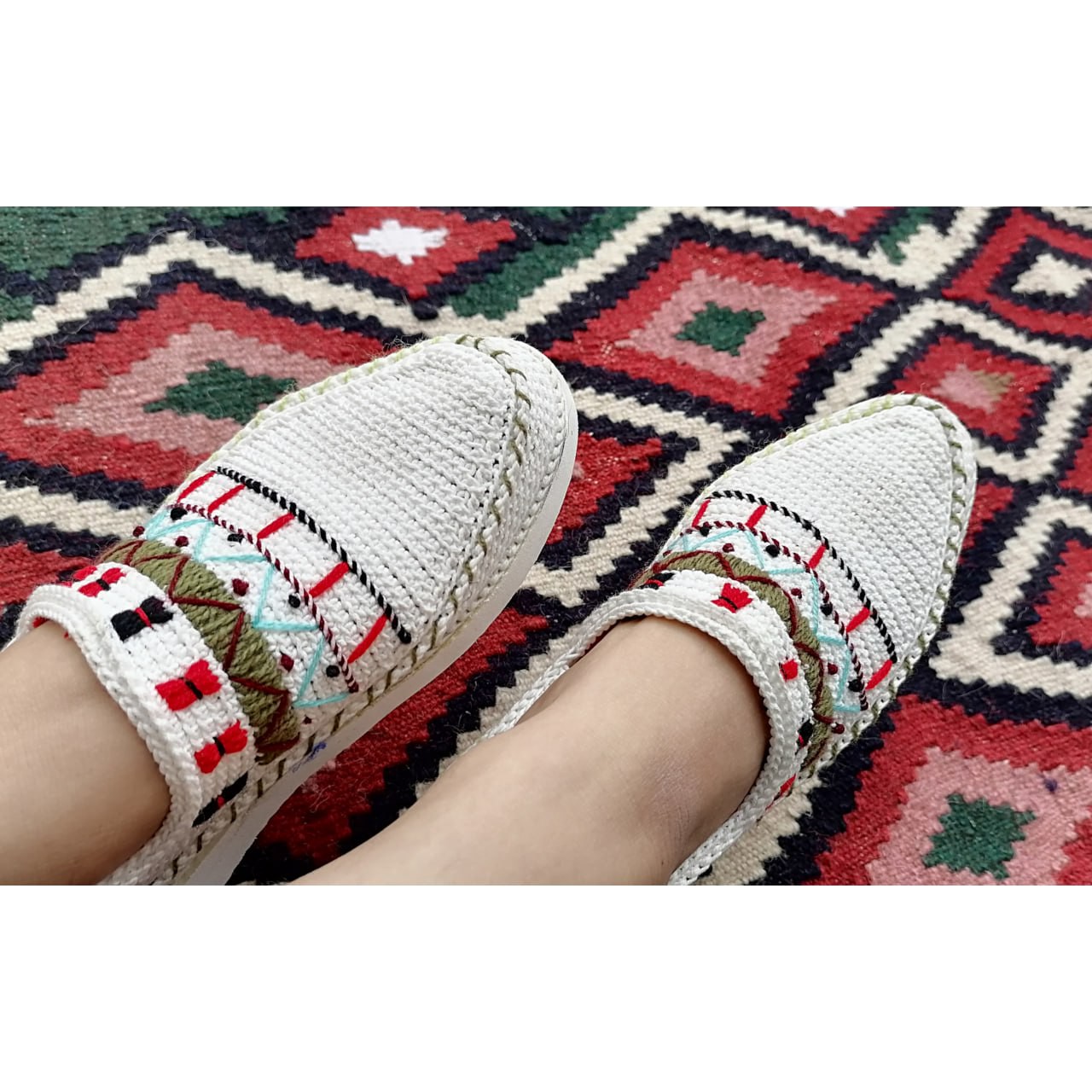 گیوه زیره اسفنجی گلدوزی شده سفید