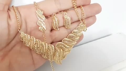 سرویس رنگ ثابت با طلا مونمیزنه ورق بزنید لطفا