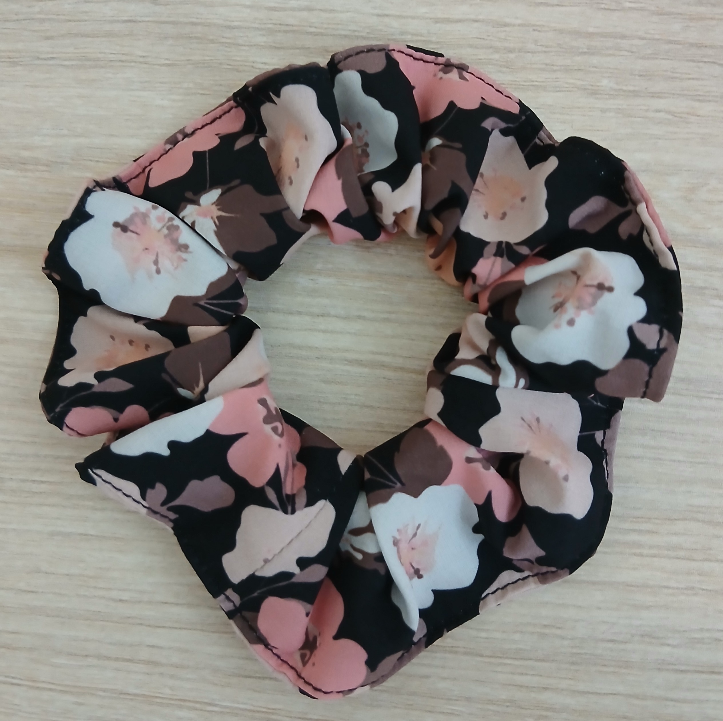 کش مو زنانه (اسکرانچی) پارچه ای طرح مشکی گلدار سایز متوسط