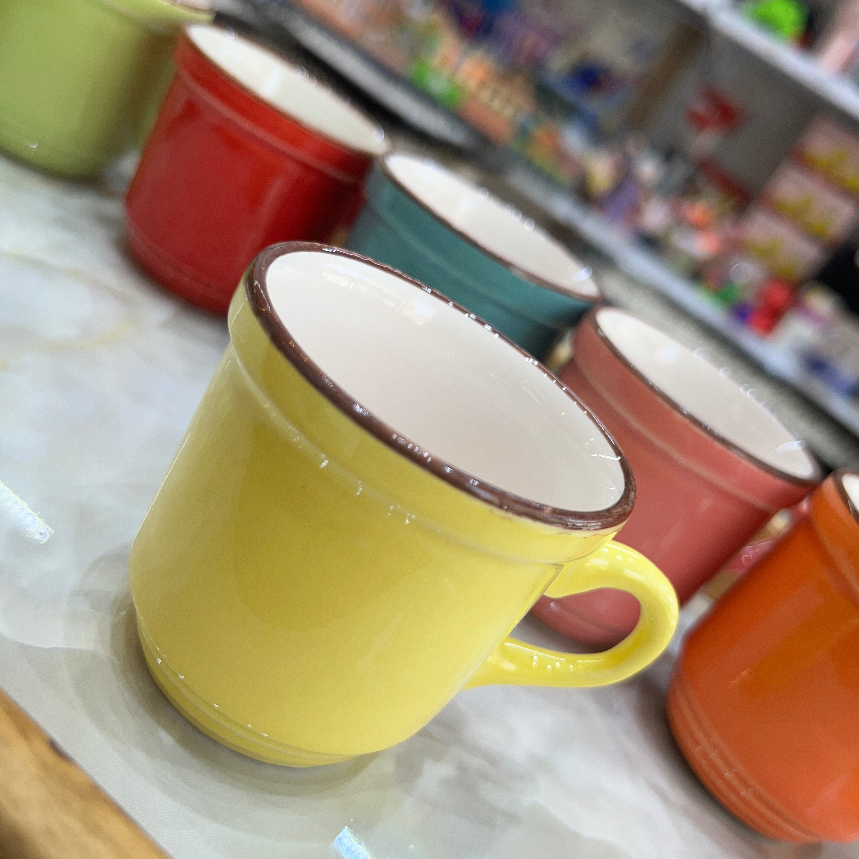 فنجان اسپرسو رنگی داخل سفید