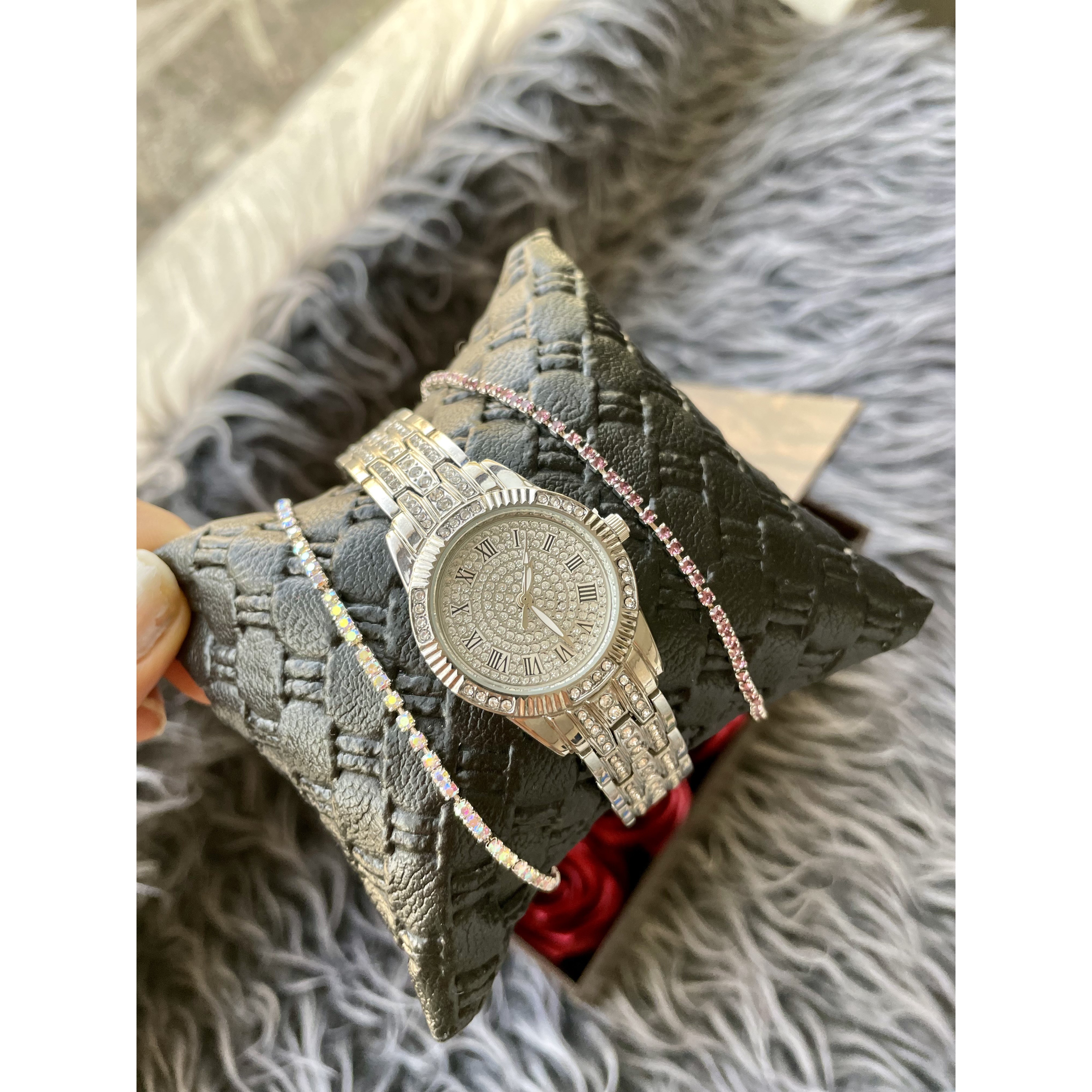 (ارسال رایگان) پک هدیه زنانه و دخترانه ساعت نگینی،نیم ست قلبی نقره ای شیک 3