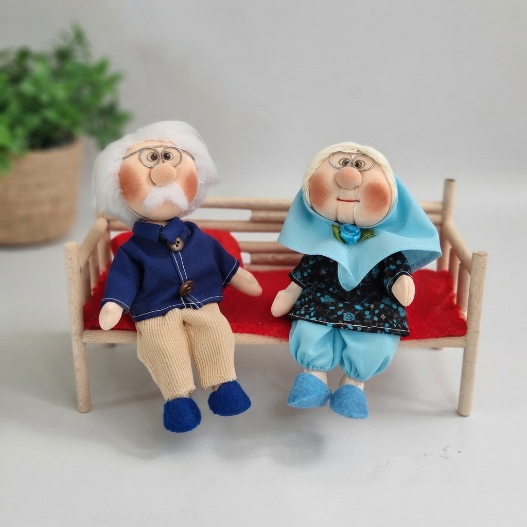 ست ننه جون و آقاجون روی تخت چوبی عروسک پارچه ای دست دوز