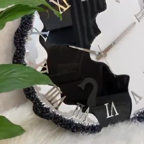 ساعت دیواری رزینی دفرمه مشکی سفید کریستالی