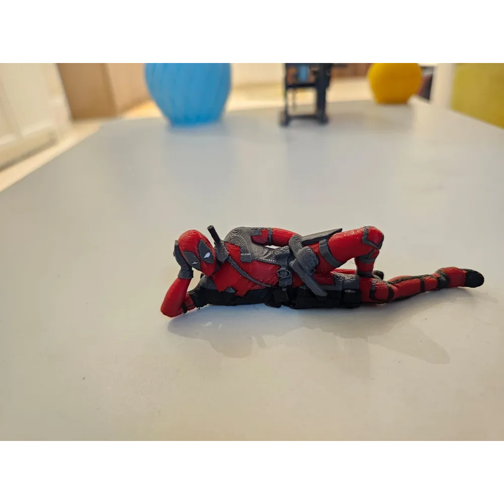 فیگور رنگی ددپول با ژست خوابیده Deadpool Marvel