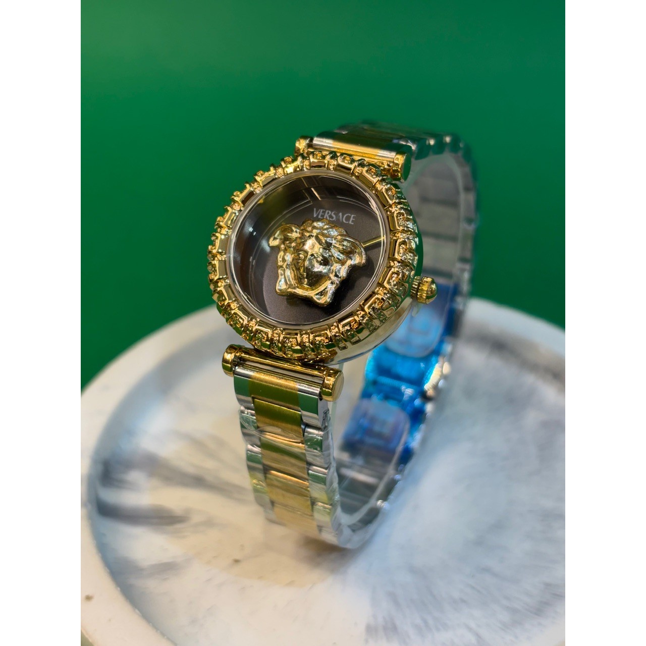 ساعت مچی زنانه ورساچه (Versace) دو رنگ طلایی-نقره ای با صفحه مشکی و طرح مدوسا