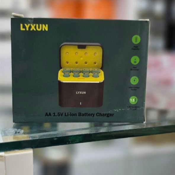 کیس شارژ هوشمند باتری برند LYXUN مدل CH08 به همراه 8 عدد باتری قابل شارژ (AA و AAA)