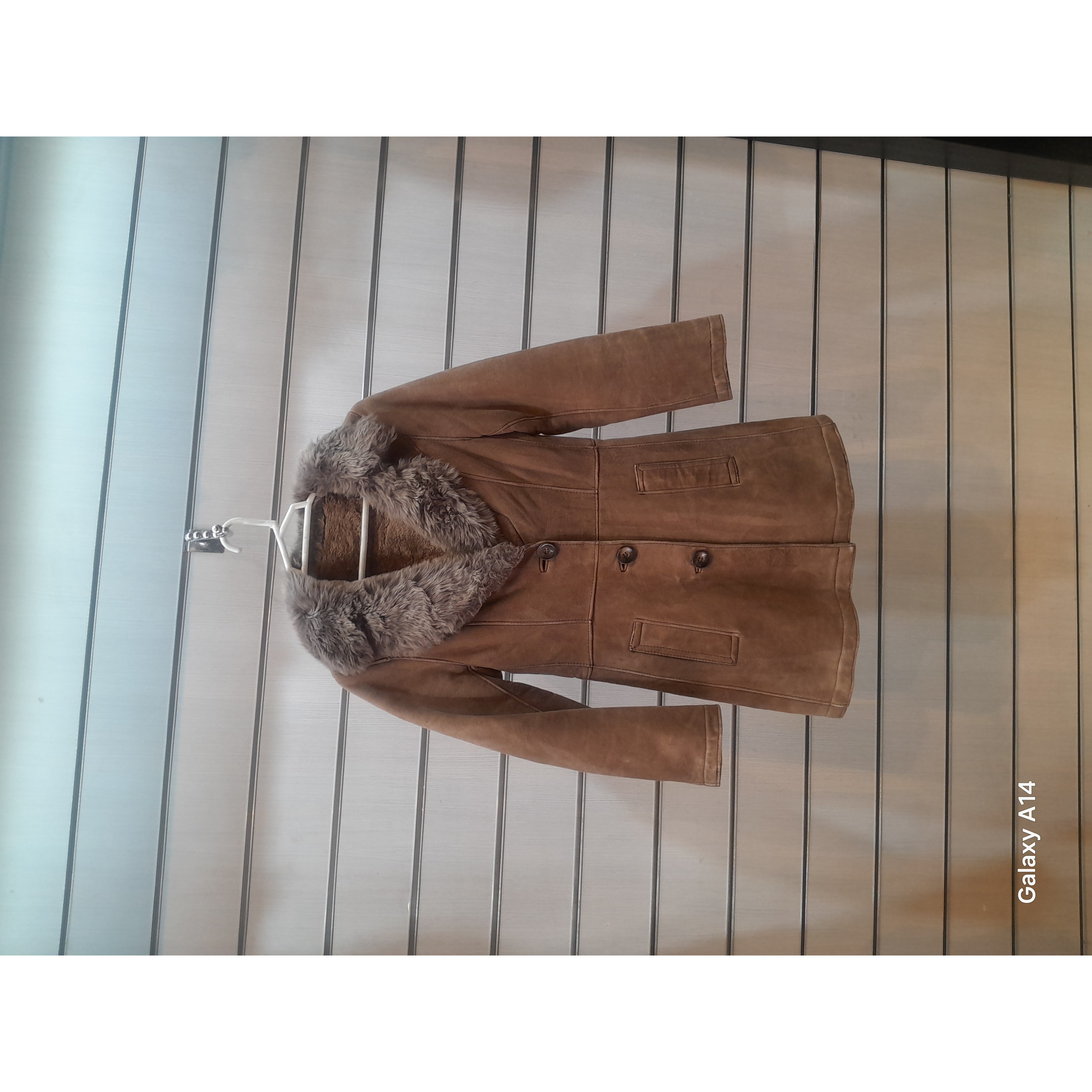 پالتو زنانه پوست بوفالو یقه پوست گوسفندمیرینوس طبیعی برند leather SAJADبادوام بسیار بالا