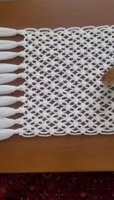 رومیزی یا رانر مکرومه طرح ساده و مینیمال