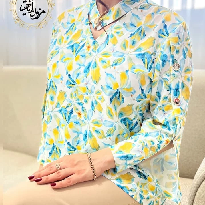 شومیز آستین سه دکمه سفید طرح برگ و گلبرگ سبز و زرد کوبار 