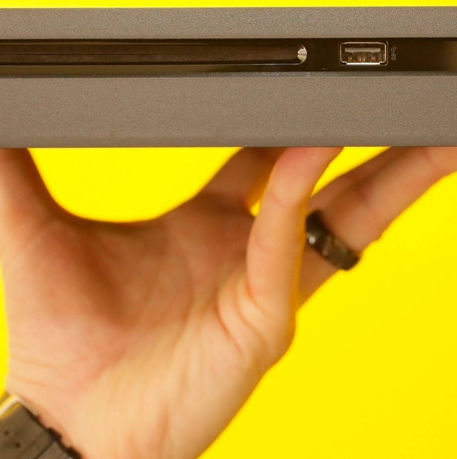 Ps4 slim (پلی استیشن4 باریک)