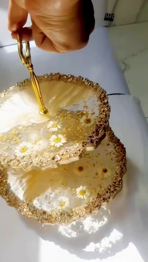 شیرینی خوری دوطبقه رزینی گل بابونه رنگ کرم طلایی