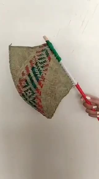 بادبزن حصیری تبری کوچک دسته نوارپیچ رنگی (پس کرایه)