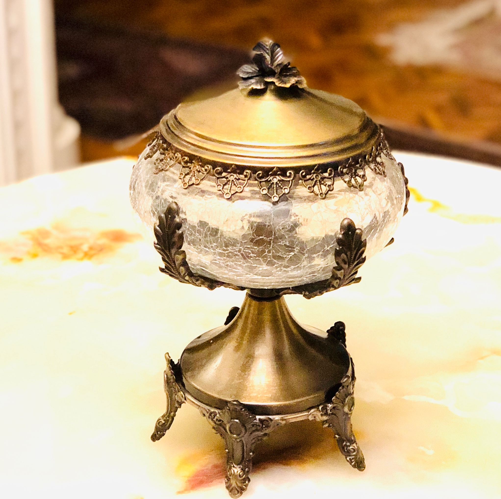 شکلات خوری پایه دار آبگز آنتیک با درب گل