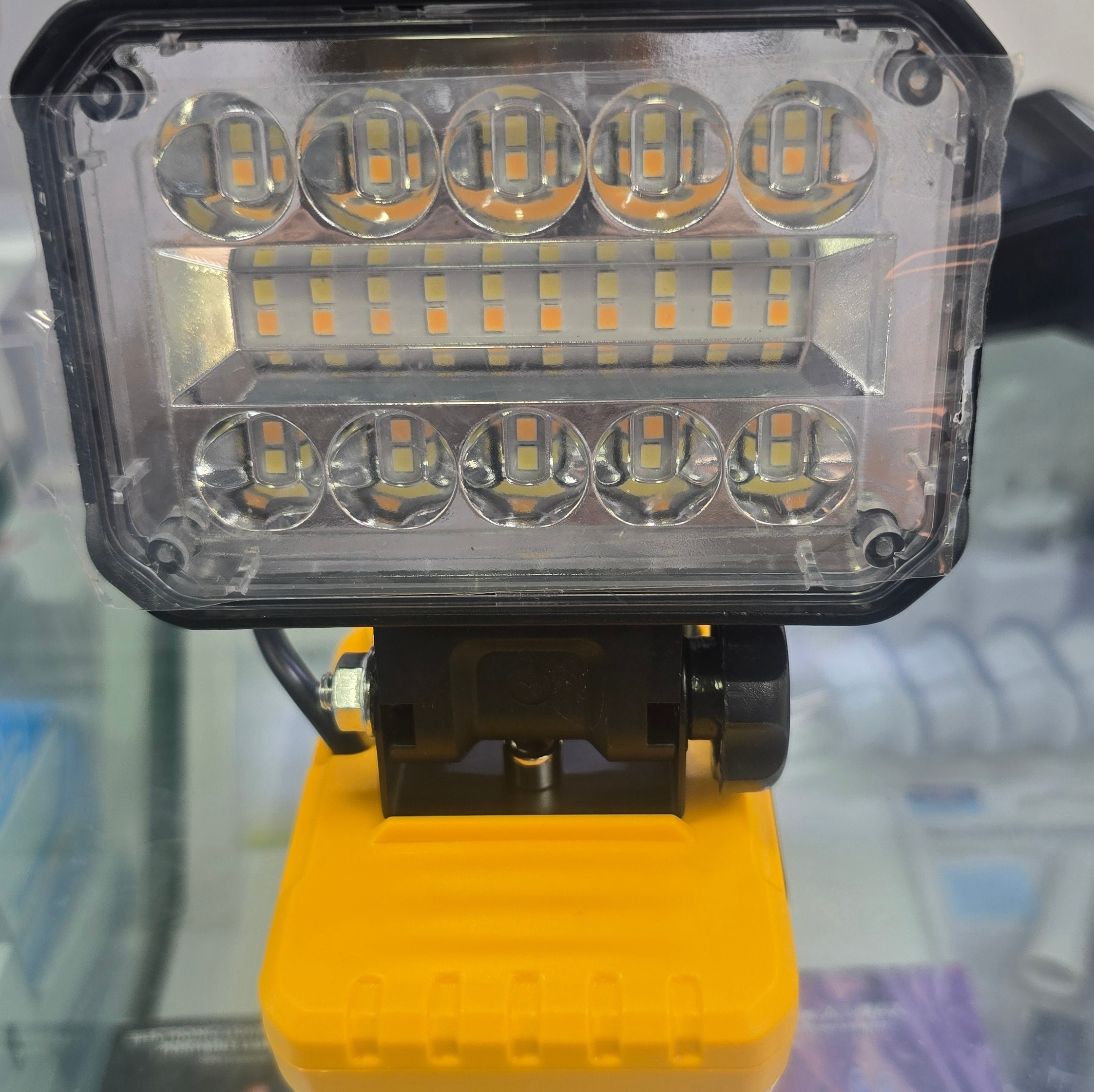 پروژکتور شارژی LED چند کا ه با باطری