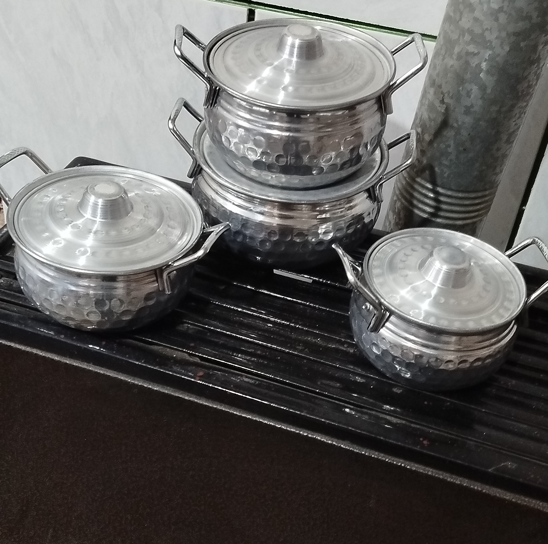 حراج حراج سرویس قابلمه روحی 8پارچه مدل چکشی مناسب برای پخت یک تا 4نفر می باشد سایز 14و16چ18و20